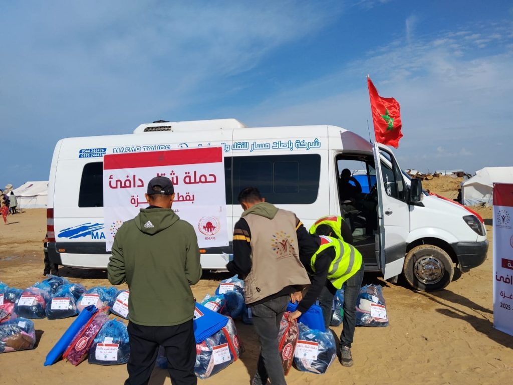 غزة.. تنظيم حملة "شتاء دافئ" لفائدة نازحين فلسطينيين بتمويل مغربي