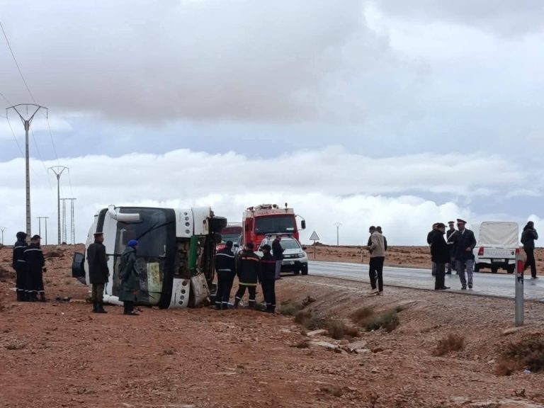 انقلاب حافلة لنقل المسافرين بضواحي كلميم يخلف عشرات الجرحى