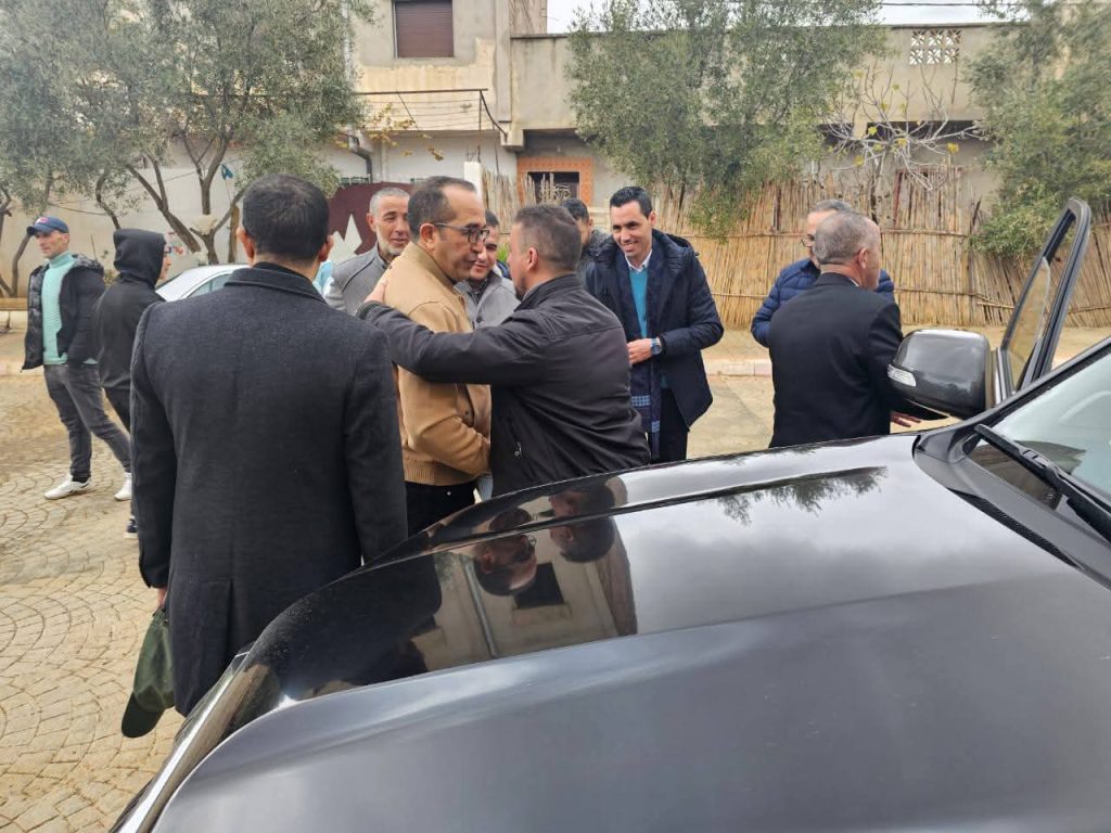 عامل الحسيمة يزور جماعة إزرقت لتتبع المشاريع التنموية والإنصات لانتظارات الساكنة