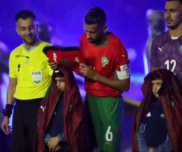 رفعوا الرأس قبل الكأس.. اللاعبون المغاربة يخطفون الأنظار في قطر