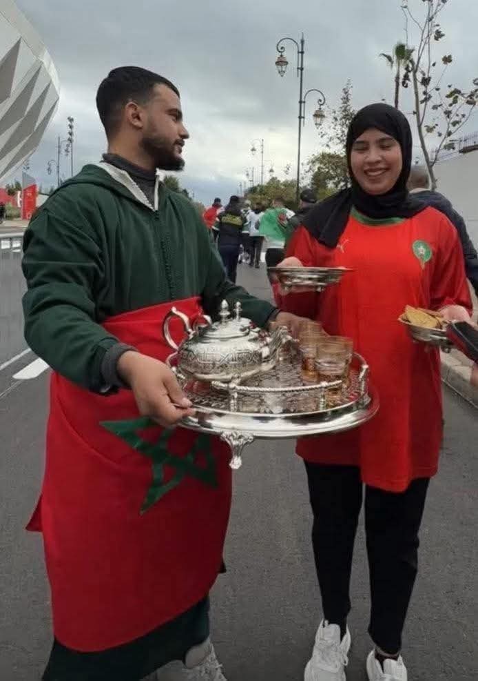 كأس أمم إفريقيا.. زوجان مغربيان يستقبلان جماهير الجزائر بالشاي والحلويات في الرباط