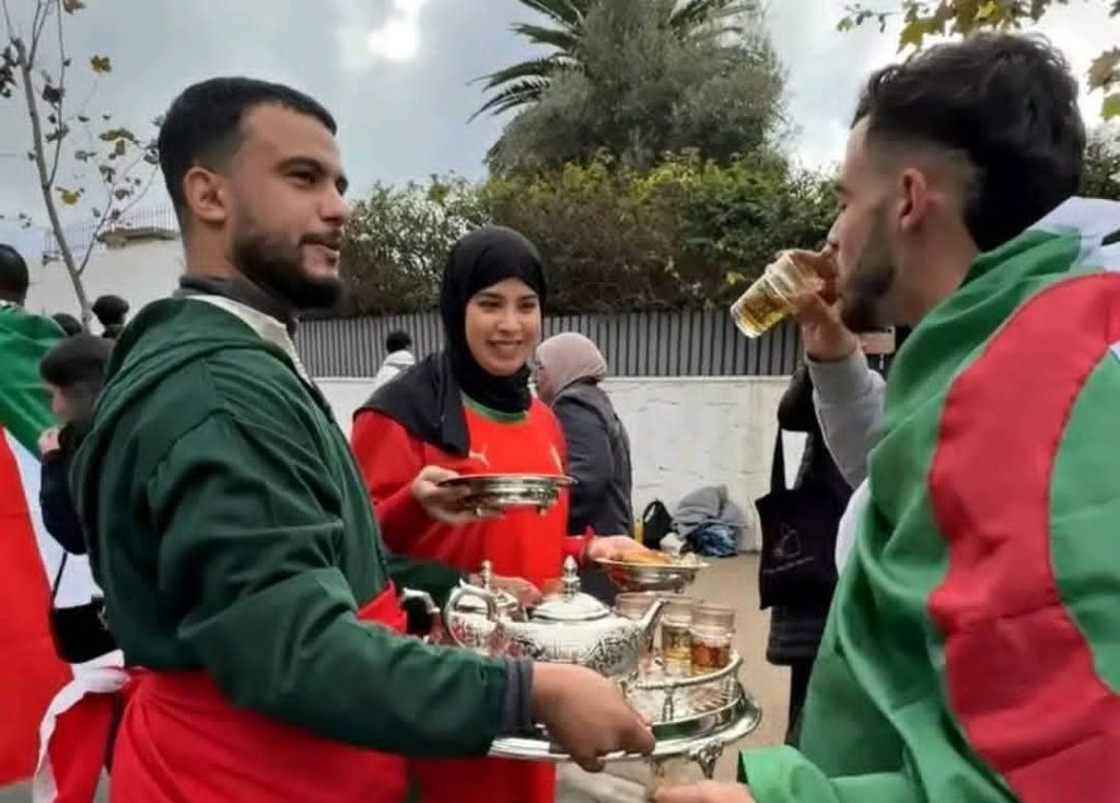 كأس أمم إفريقيا.. زوجان مغربيان يستقبلان جماهير الجزائر بالشاي والحلويات في الرباط