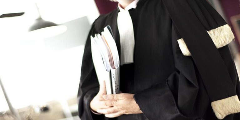 قانون جديد ينهي فوضى الأتعاب ويعيد تنظيم العلاقة بين المحامي وموكله