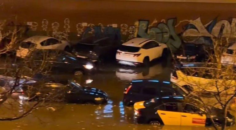 أمطار غزيرة تشل حركة المرور في برشلونة وتحول الشوارع إلى بحيرات صغيرة