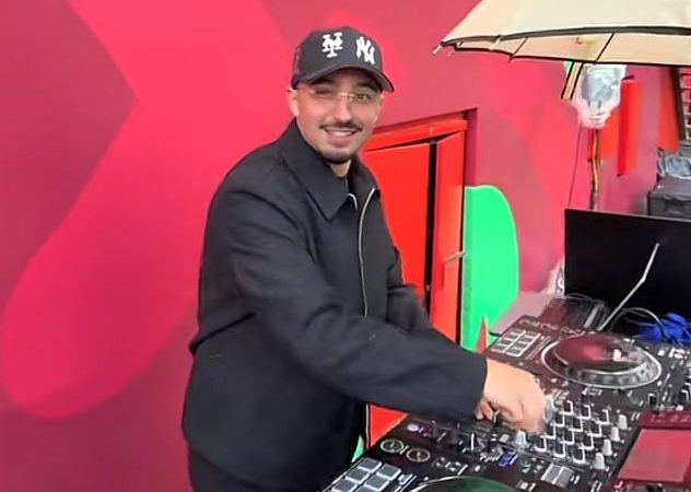 من منصة (الكان) إلى (دكة الاحتياط).. هل أنهت الأغاني الجزائرية مسيرة رضا سوسية في البطولة؟