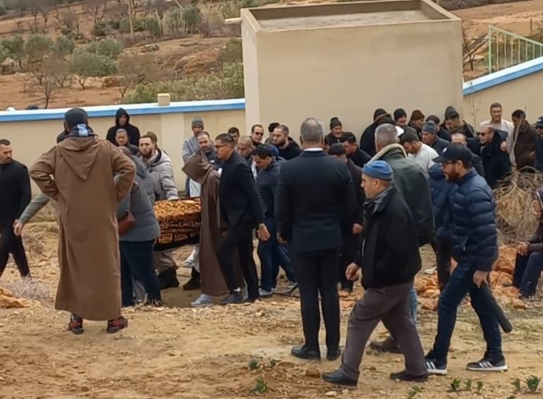 في أجواء مهيبة.. تشييع جثمان شقيق حكيم زياش بمسقط رأسه بإقليم بركان (فيديو)