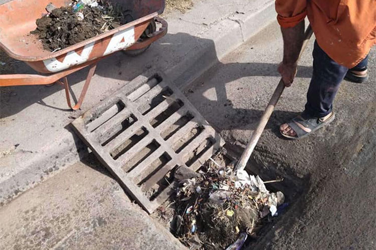 سوء الأحوال الجوية.. تحذيرات من انسداد البالوعات وقنوات الصرف الصحي بالمدن