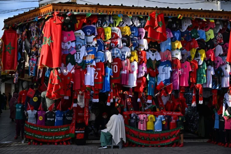 إقبال كبير على محلات الأقمصة الرياضية في المغرب بمناسبة كأس أمم إفريقيا 2025