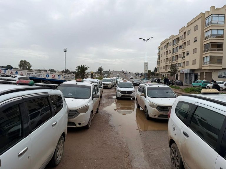 سيارات الأجرة الكبيرة في المحمدية تحتج بسبب رداءة طريق بني يخلف