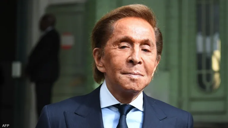 مصمم الأزياء الإيطالي الشهير فالنتينو يفارق الحياة عن عمر 93 سنة