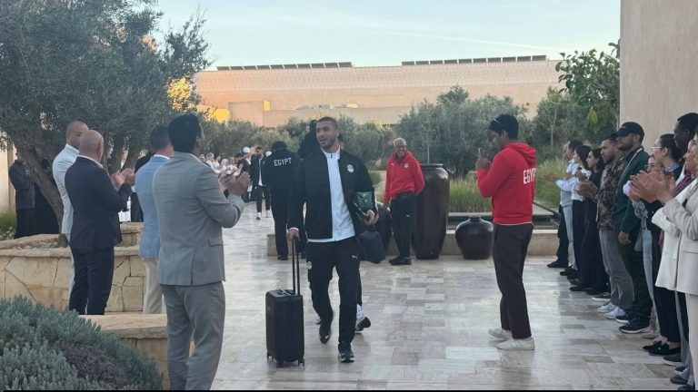 مستخدمو فندق بأكادير يخصصون وداعا مؤثرا و ممرا شرفيا للاعبي و طاقم منتخب مصر