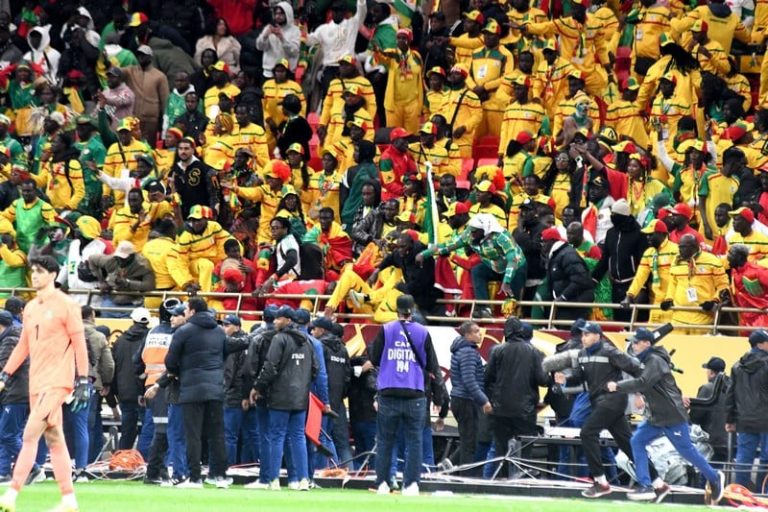 تأجيل محاكمة 18 مشجعًا سنغاليًا وجزائري على خلفية أحداث شغب نهائي الكان