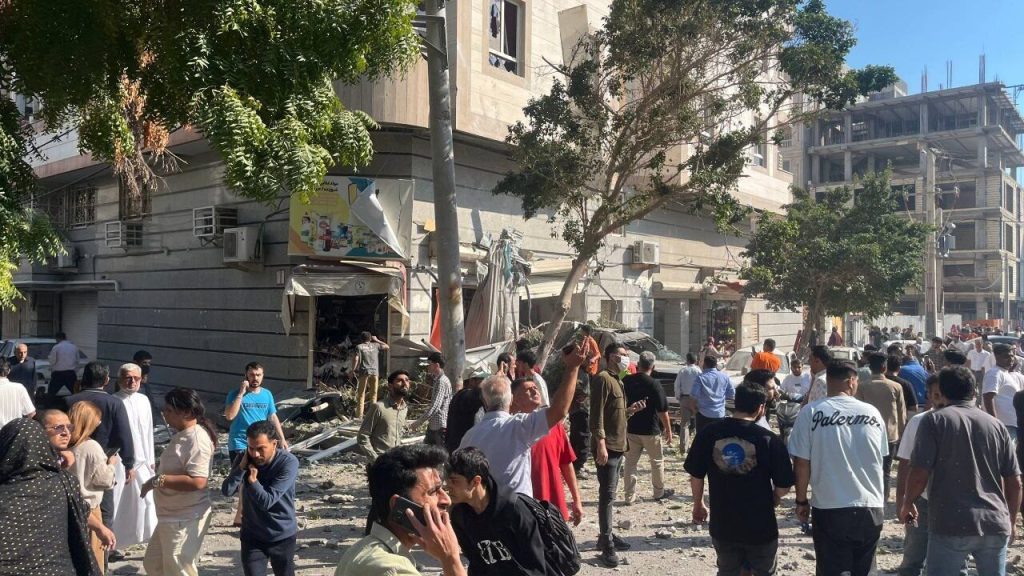 انفجار يهز مبنى سكنيًا من 8 طوابق في بندر عباس جنوب إيران