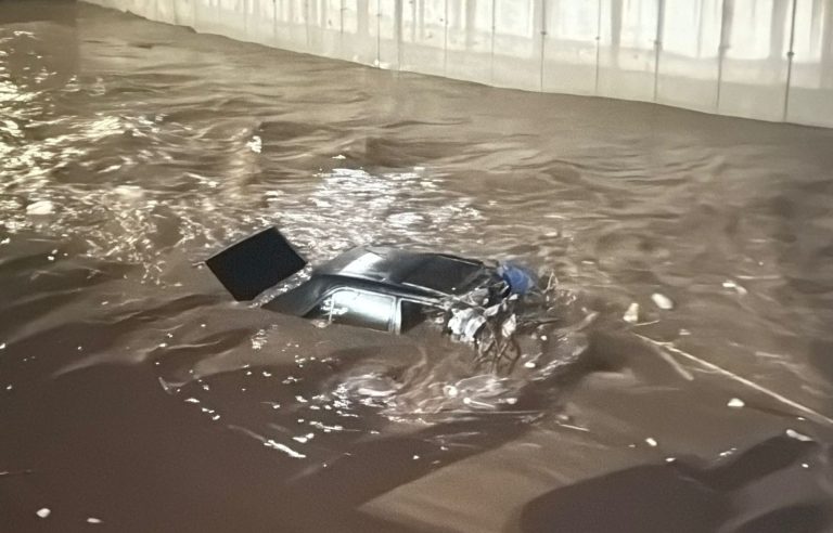 الأمطار تجرف سيارة في الناظور تدخل بطولي ينقذ السائق