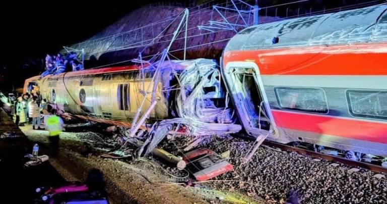حادث القطارين بإسبانيا… هل الخطأ بشري أم خلل تقني؟