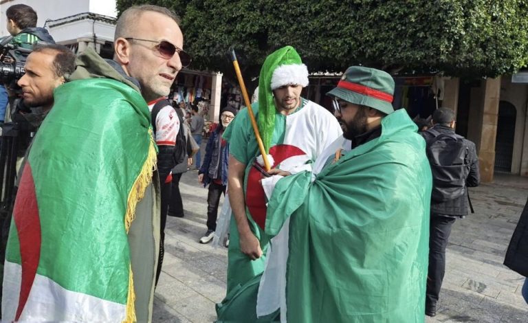 تباكي الجمهور الجزائري يتواصل.. من التحكيم للتذاكر للكونغولي أمين عام الكاف