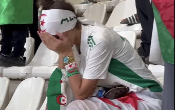 حتى بعد إقصائهم.. بكاء الجزائريين يتواصل مع استمرار متابعتهم للكان الأفضل في التاريخ
