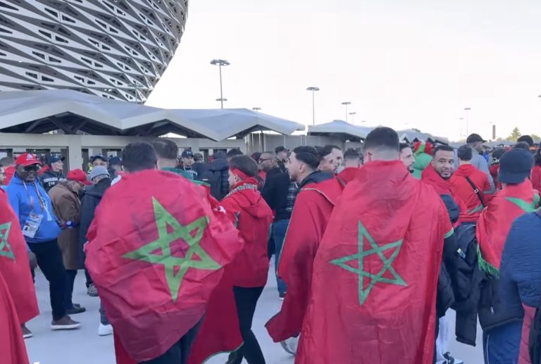الجمهور المغربي يخلق الحدث بمحيط ملعب مولاي عبد الله بالرباط