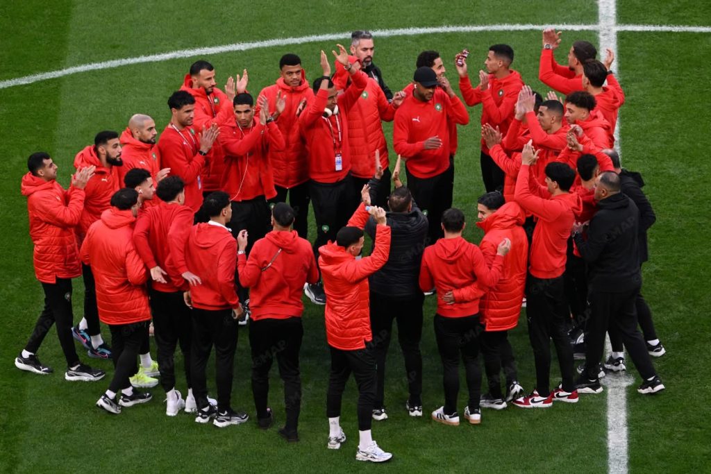 لاعبو المنتخب المغربي يدخلون الملعب وسط أجواء جماهيرية خرافية