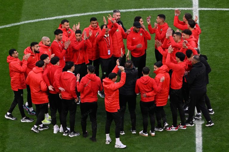 لاعبو المنتخب المغربي يدخلون الملعب وسط أجواء جماهيرية خرافية