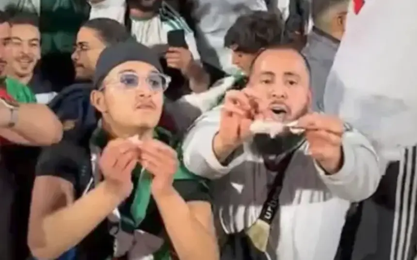 ابتدائية مراكش تدين المشجع الجزائري الذي مزق أوراقا نقدية