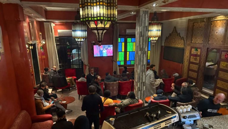 صحافي أمريكي بعد مشاهدته مباراة من مقهى بمراكش: المغاربة يملكون رأياً في كلّ شيء في كرة القدم