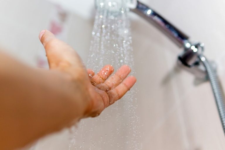 باحثون يكشفون الفوائد الصحية لـ(العلاج بالماء البارد)