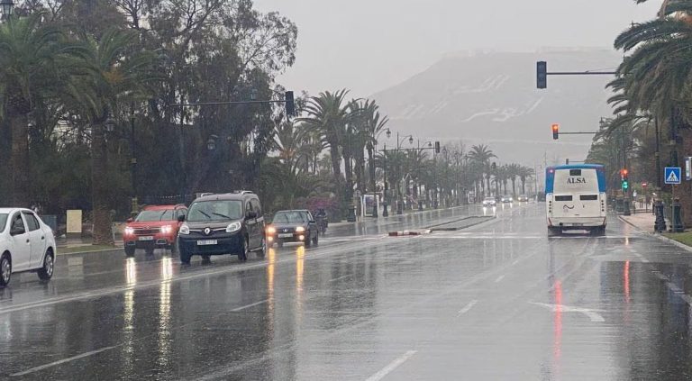 طقس اليوم.. زخات رعدية بطنجة والريف وسوس وثلوج فوق القمم