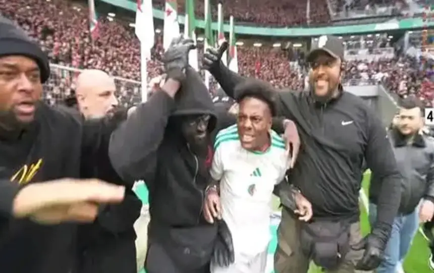 الستريمر الأمريكي سبيد يتعرض لهجوم جماهيري بالقنينات في الجزائر