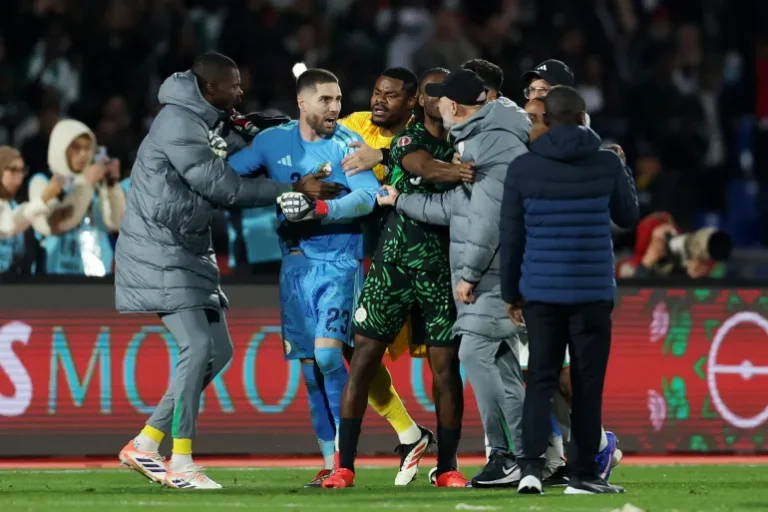 (كاف) يفتح تحقيقا حول الأحداث التي أعقبت مباراة الجزائر ونيجيريا