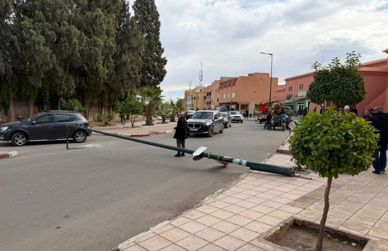نجاة مواطنين من الموت إثر سقوط عمود كهربائي بمراكش (صور)