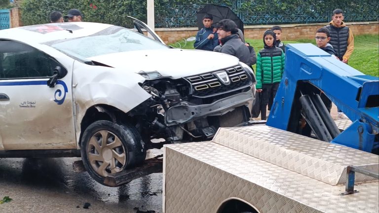 انقلاب سيارة أجرة بعد اصطدامها بعمود كهربائي بالفنيدق