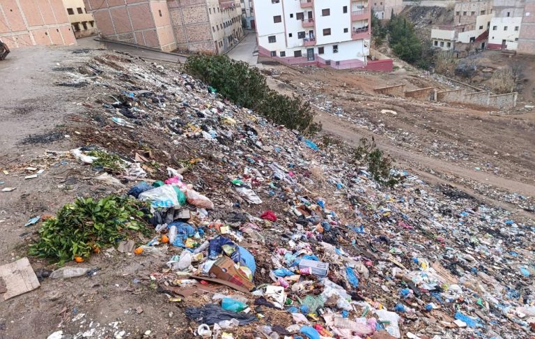 الحسيمة.. الأزبال تنتشر في عدد من أحياء مدينة تارجيست