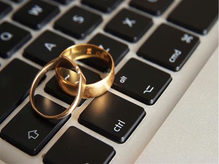 هل فقد الزواج قدسيته في زمن العبث الرقمي؟