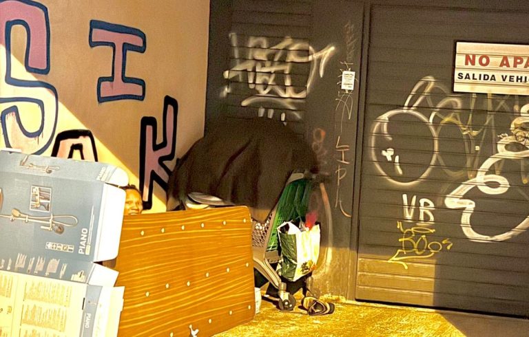 زوجان إسبانيان يفترشان الأرض منذ شهرين.. أزمة السكن تشتد في قلب برشلونة