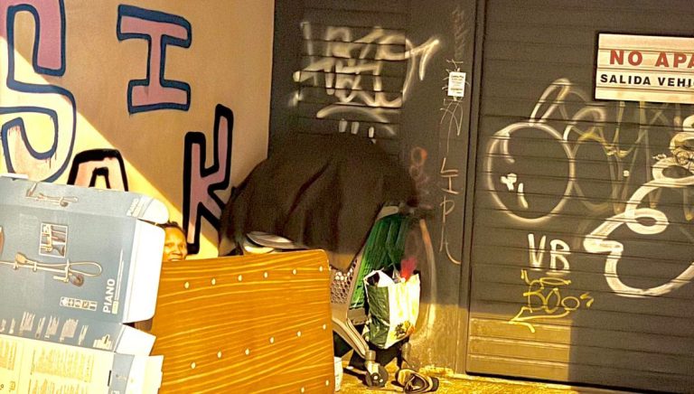 برشلونة تتحرك بعد الجدل.. مأوى إنساني للزوجين وأعمدة حديدية لمنع عودة المشهد