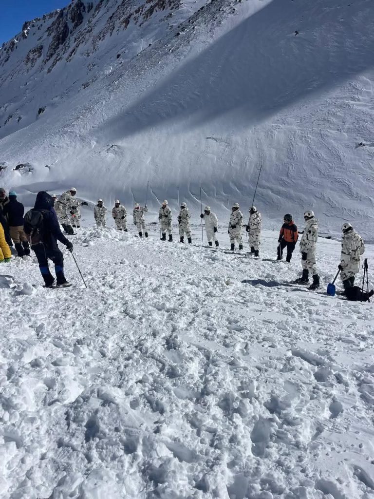 استعمال أجهزة متطورة للعثور على ضحايا الانهيار الثلجي بتوبقال