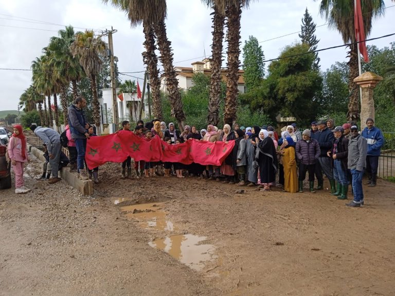 ساكنة دوار آيت بوشليفن بالمعازيز تحتج للمطالبة بفك العزلة بعد فيديو نقل جثمان بعربة تقليدية