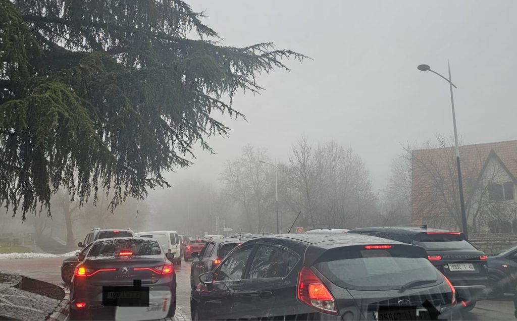 إفران تحت ضغط الاكتظاظ المروري والضباب الكثيف خلال العطلة المدرسية