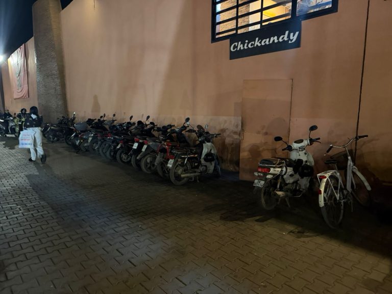 تحويل ممر للطوارئ بسوق تجاري إلى مرآب للدراجات يندر بعواقب وخيمة (صور)