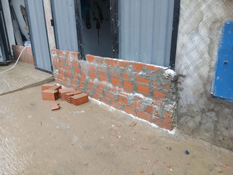 فيضانات القصر الكبير تدفع السكان لبناء حواجز بالياجور أمام المنازل والمحلات