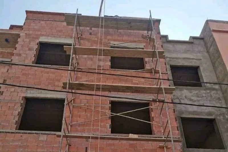 مصرع عامل بناء في حادث سقوط بورش سكني ببني بوعياش