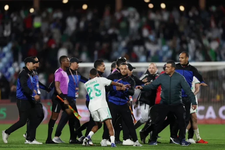 بسبب أحداث مواجهة نيجيريا.. الكاف يعاقب المنتخب الجزائري