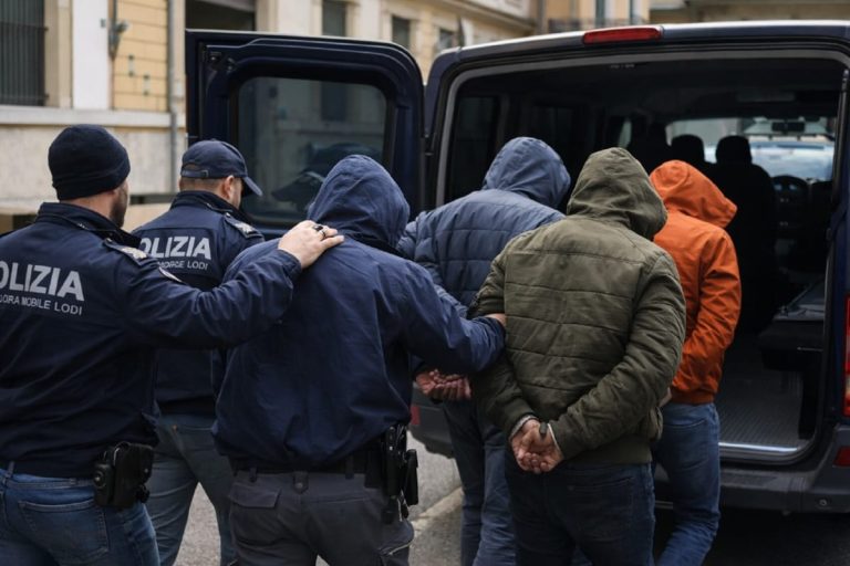 إحالة 12 عنصراً أمنياً إلى المحاكمة في إيطاليا بتهم تعذيب وإساءة معاملة