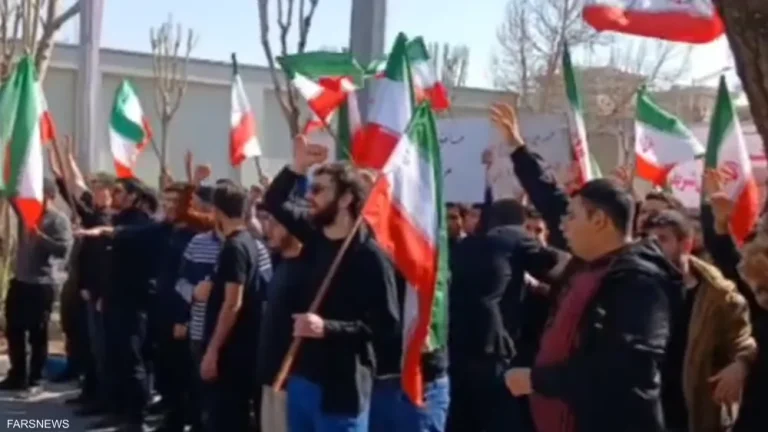 طلاب إيرانيون يهتفون بشعارات مناهضة للقيادة في طهران.. واشتباكات مع مؤيدين