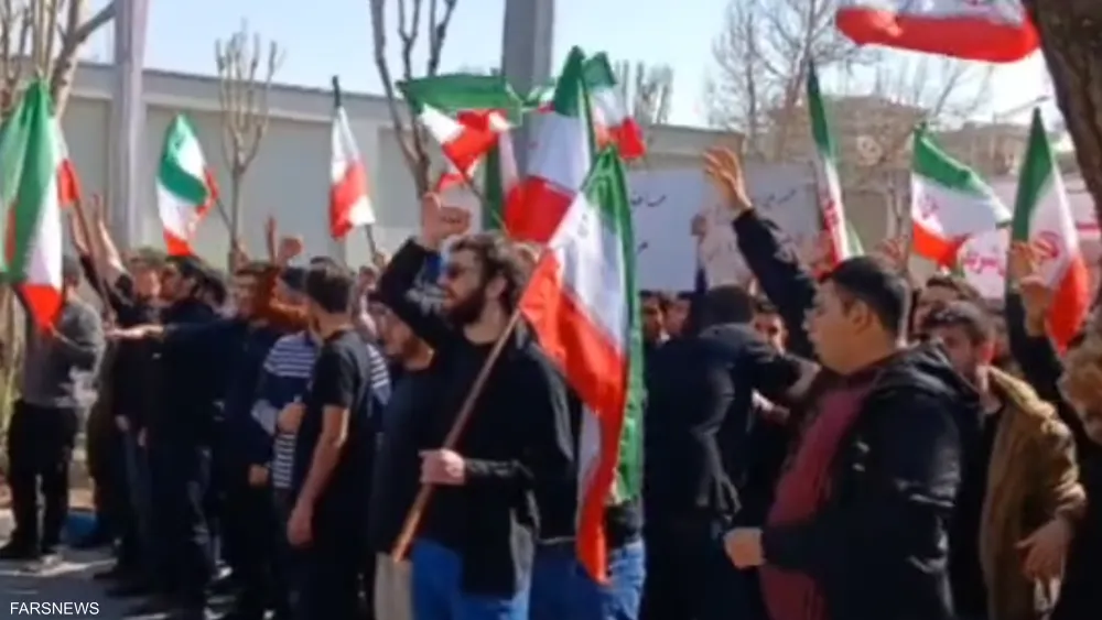 طلاب إيرانيون يهتفون بشعارات مناهضة للقيادة في طهران.. واشتباكات مع مؤيدين