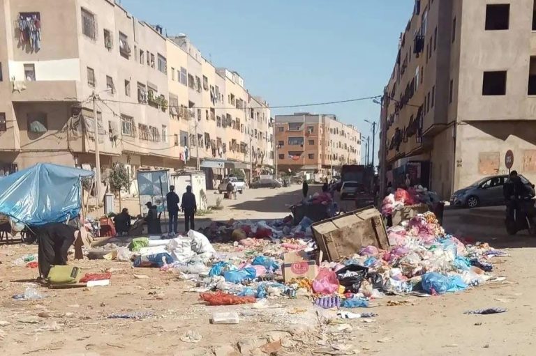 الأزبال المتراكمة تحاصر ساكنة جماعة الشلالات ضواحي المحمدية