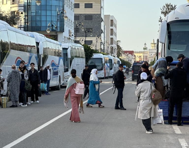 فيضانات القصر الكبير.. تخصيص حافلات بالمجان لنقل المتضررين إلى مناطق آمنة