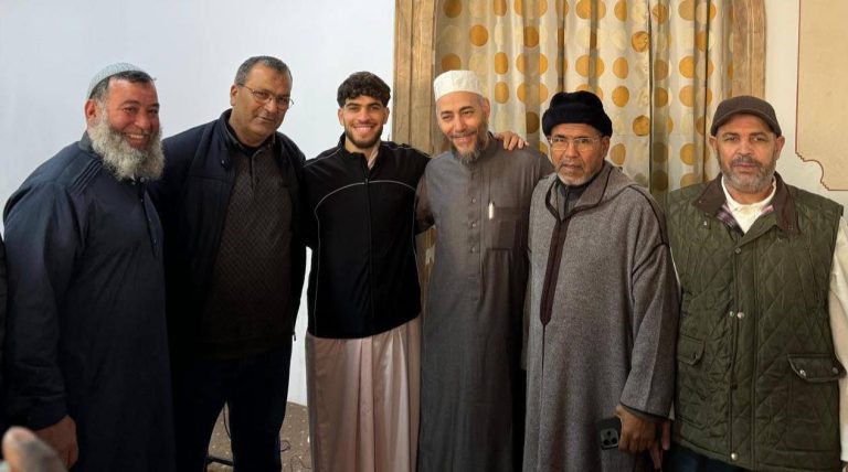 عبد الصمد الزلزولي يخطف الأنظار في صلاة التراويح بمسجد الرحمن بإلتشي