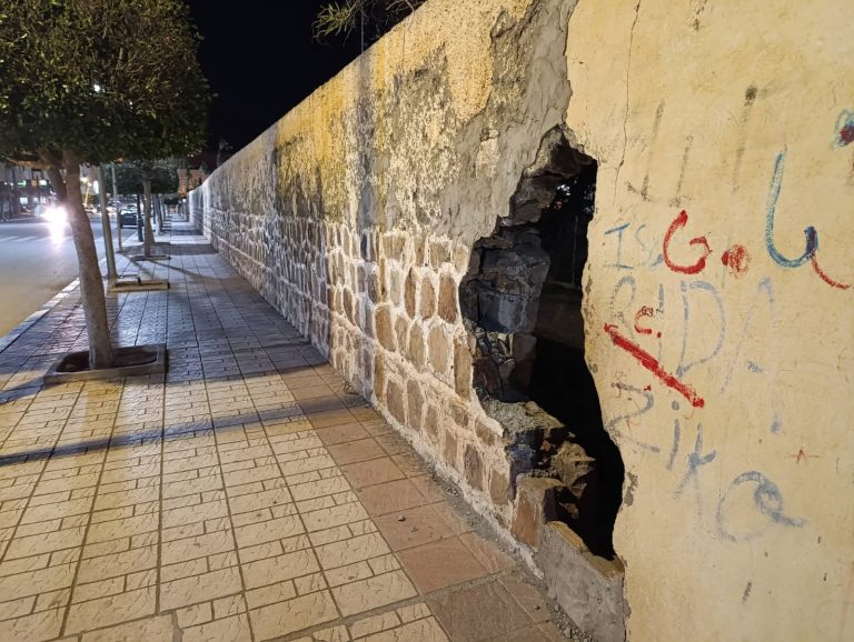 حائط متهالك وسط مدينة ترجيست يهدد سلامة المارة… ومطالب بتدخل عاجل للسلطات